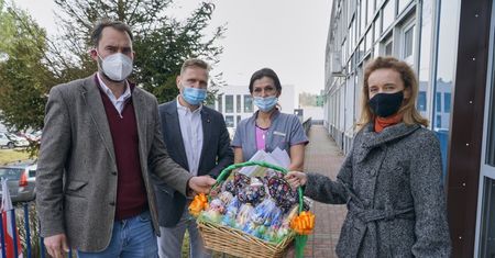 Ze świątecznymi upominkami dla dzieci
