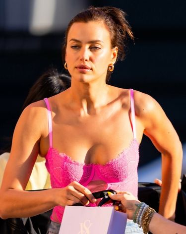 Irina Shayk w różowych stylizacjach