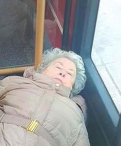 Staruszka zasłabła w autobusie. To zdjęcie podbiło internet
