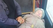 Staruszka zasłabła w autobusie. To zdjęcie podbiło internet