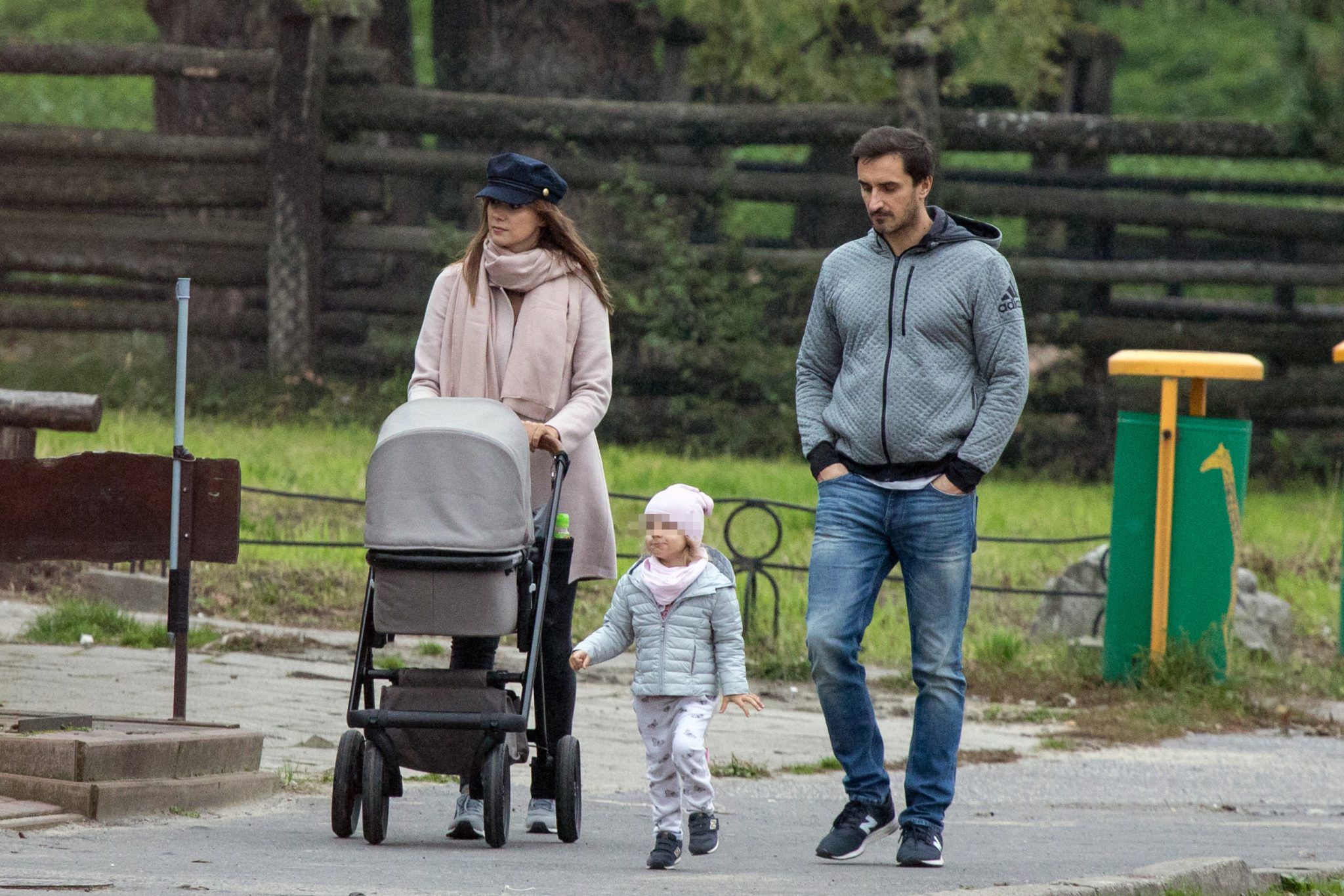 Paulina Krupińska i Sebastian Karpiel-Bułecka z dziećmi w zoo