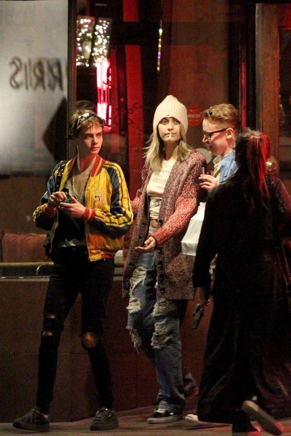 Cara Delevingne i Paris Jackson Kiss całowały się na ulicy. Towarzyszyli im Macaulay Culkin i Brenda Song (BACKGRID/FORUM)
