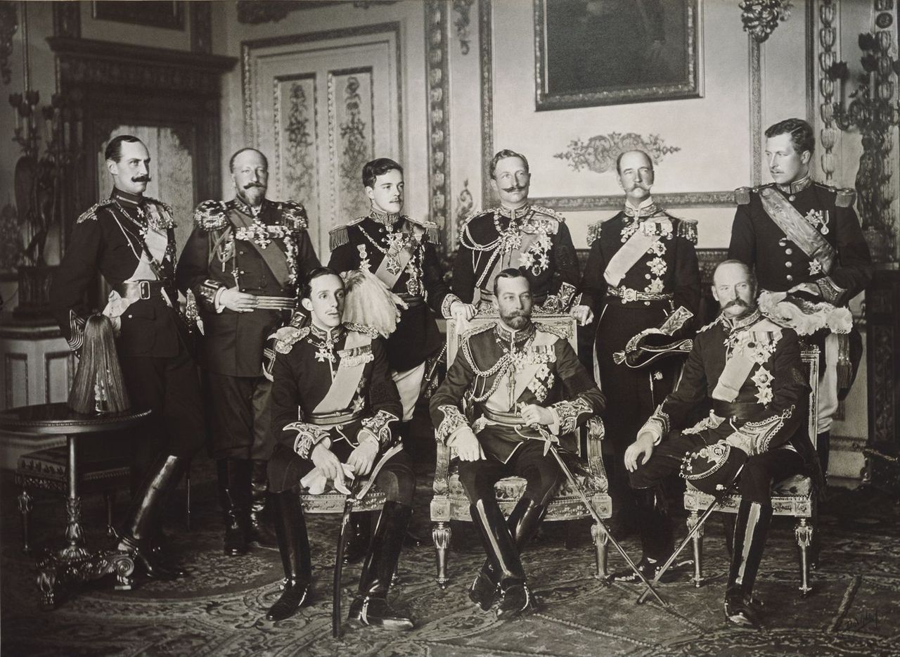 Fotografia pochodząca z maja 1910 roku przedstawia zgromadzenie rodzin królewskich z okazji pogrzebu króla Edwarda VII, które odbyło się w Londynie. Pośród żałobników znalazło się wtedy dziewięciu rządzących w tamtym czasie królów. Zostali oni uwiecznieni na jednej fotografii, co prawdopodobnie jest jedynym tego typu zdjęciem w historii świata.