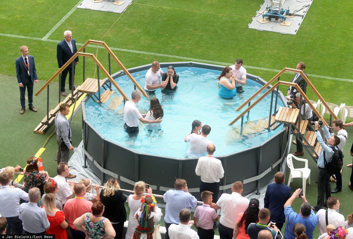 Chrzest Świadków Jehowy na Kongresie na Stadionie Legii w Warszawie, 10.8.2019