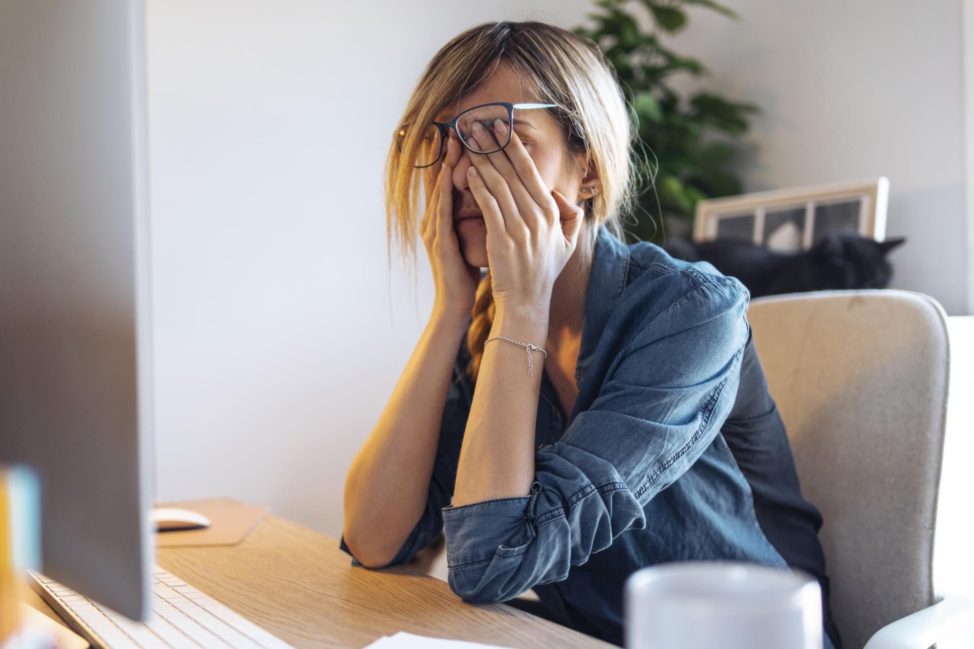 Stres, nadmiar pracy i brak snu często odpowiadają za TIA i udary u młodych osób