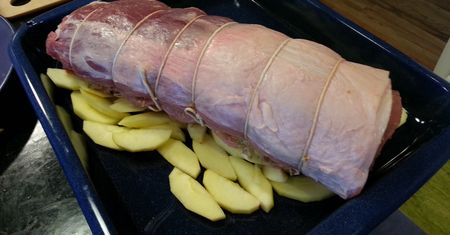 Surowa polędwica wieprzowa z kością (samo mięso)