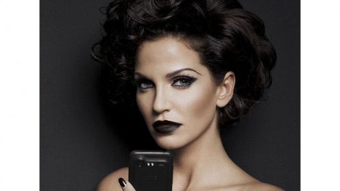 HTC Incredible S promowany przez piosenkarkę Sarah Harding 1