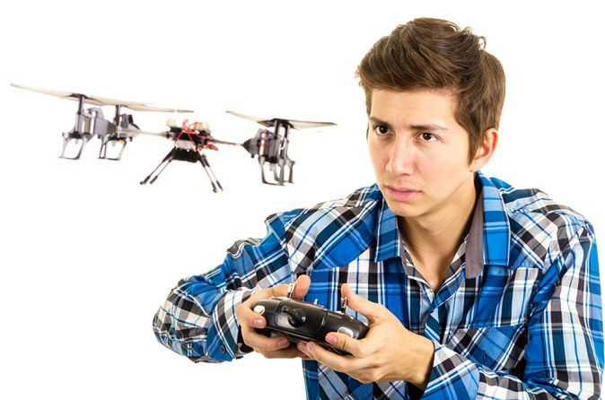 Zdjęcie sterującego dronem pochodzi z serwisu shutterstock.com