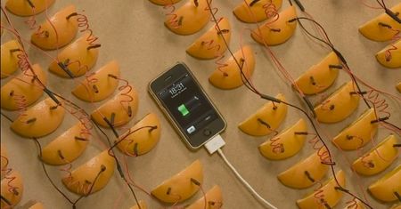 Naładuj iPhone'a pomarańczami