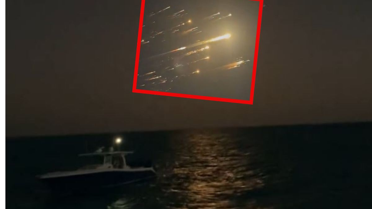 Szczątki rakiety widoczne na niebie