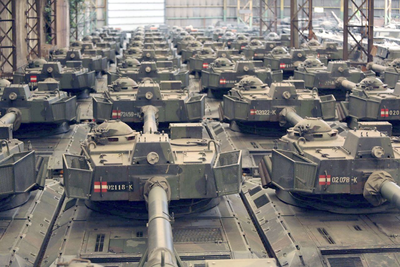 Pomoc dla Ukrainy. Czołgi i setki pojazdów pancernych w magazynie firmy OIP Land Systems