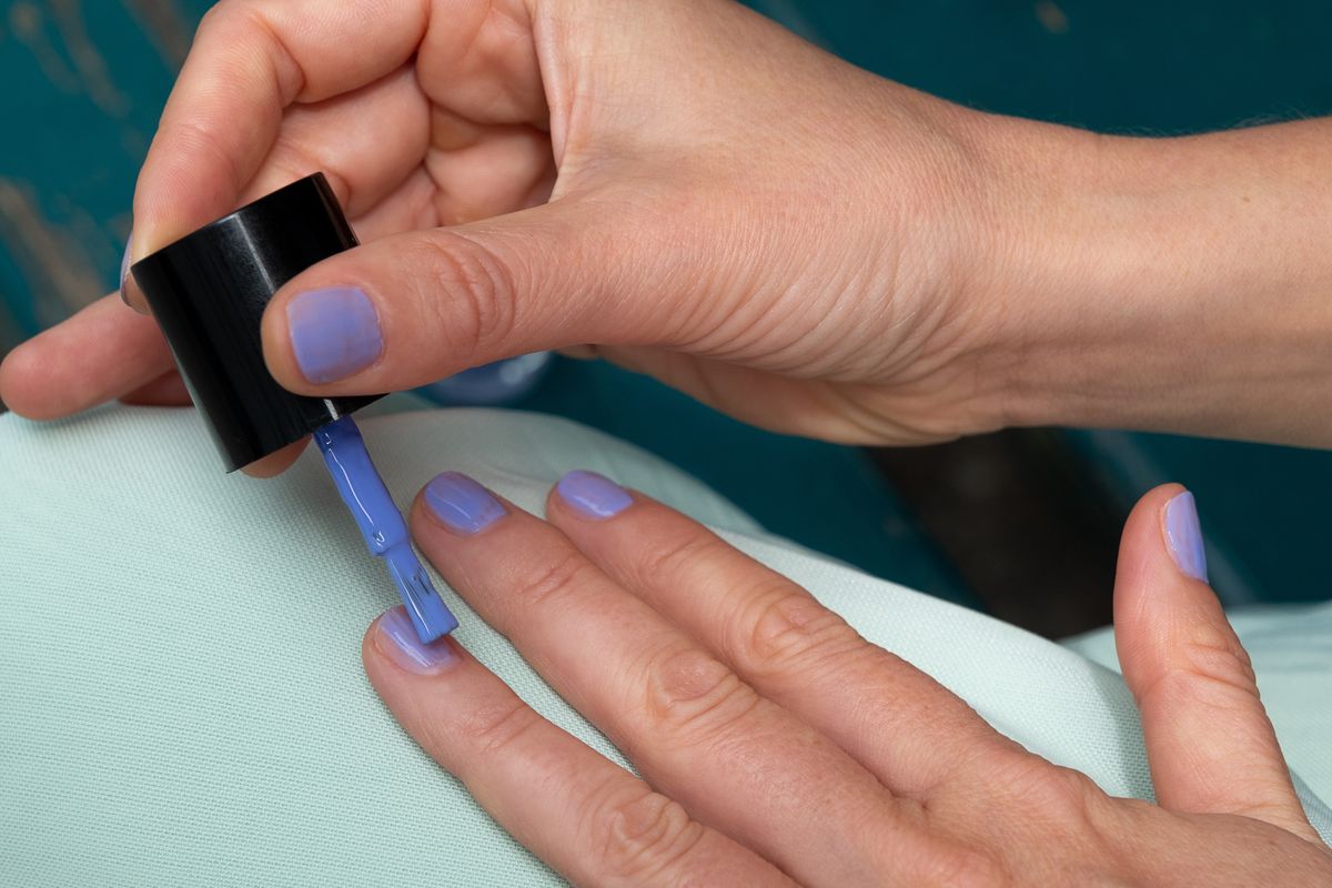 Niektóre kolory lakierów do paznokci postarzają wygląd dłoni 