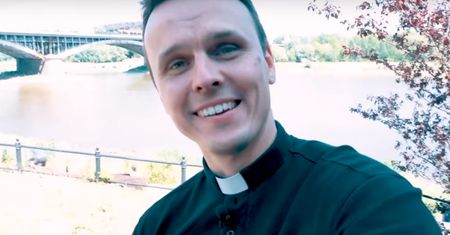 "Ksiądz z osiedla" ujawnia. Jego klubokawiarnia wraca nad Wisłę