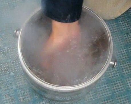 Zjawisko Leidenfrosta, czyli jak bezpiecznie włożyć rękę do ciekłego azotu (wideo) 1