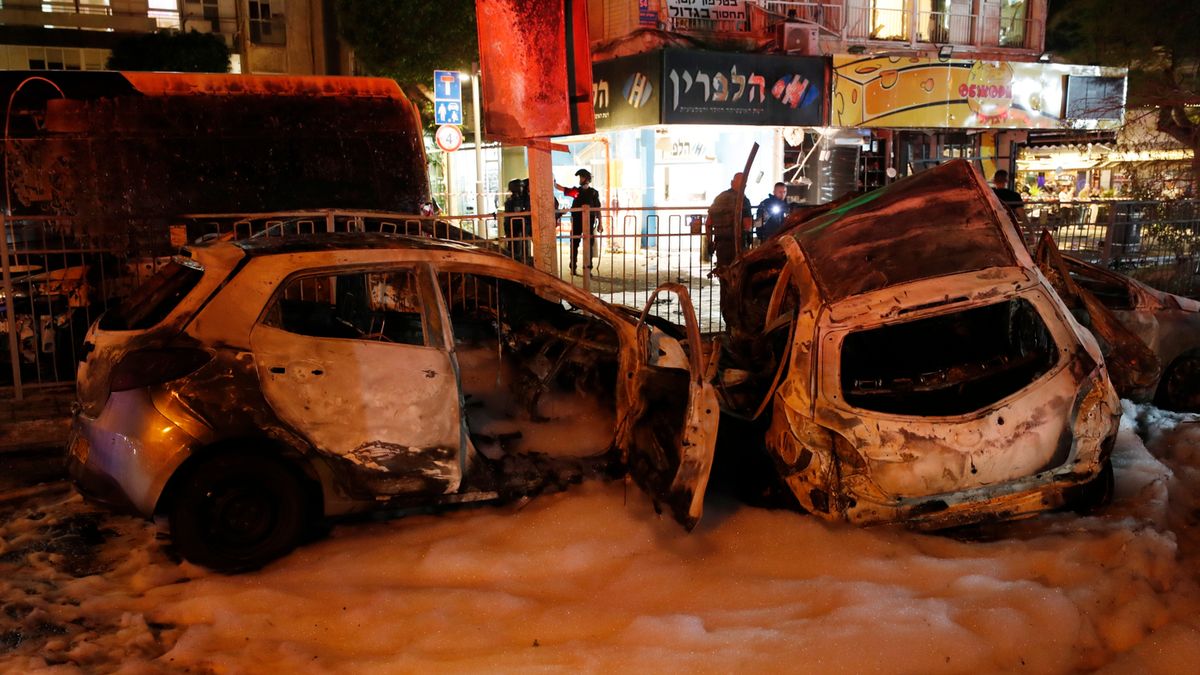 Zniszczone samochody po ataku rakietowym w mieście Holon koło Tel Awiwu