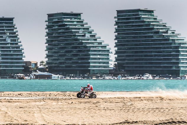 Rafał Sonik był trzeci w prologu Abu Dhabi Desert Challenge