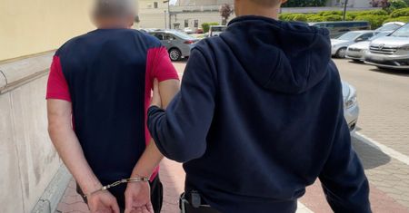 Przekazała dużą sumę w kopercie. Myślała, że rozmawia z policjantem