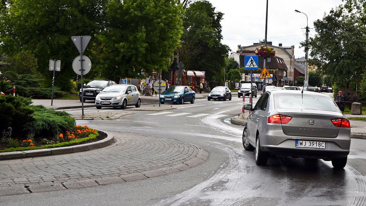 Wiele osób nie wie, jak prawidłowo korzystać z kierunkowskazu na rondzie