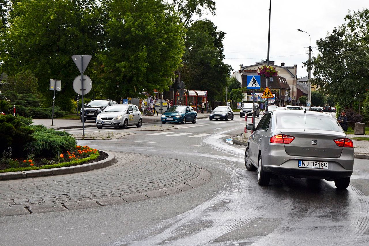 Podstawowy błąd na rondzie. Wielu kierowców wciąż nie wie, jak robić