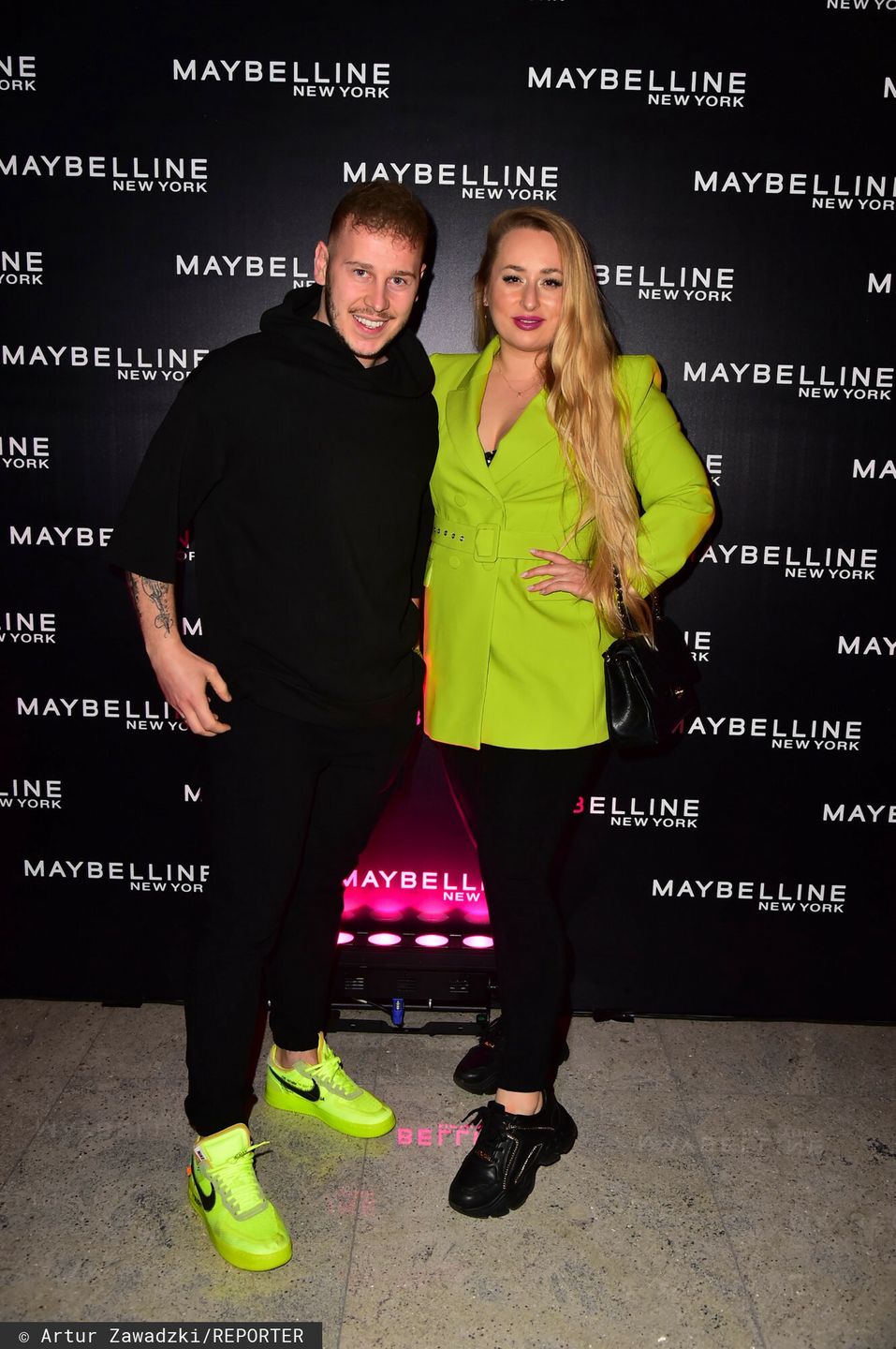 Celebrytki pozują na evencie marki kosmetycznej