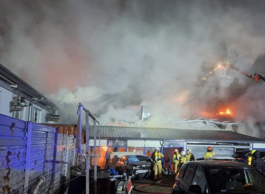 Pożar warsztatu samochodowego w Łomży. Ogień strawił hotel i bar.