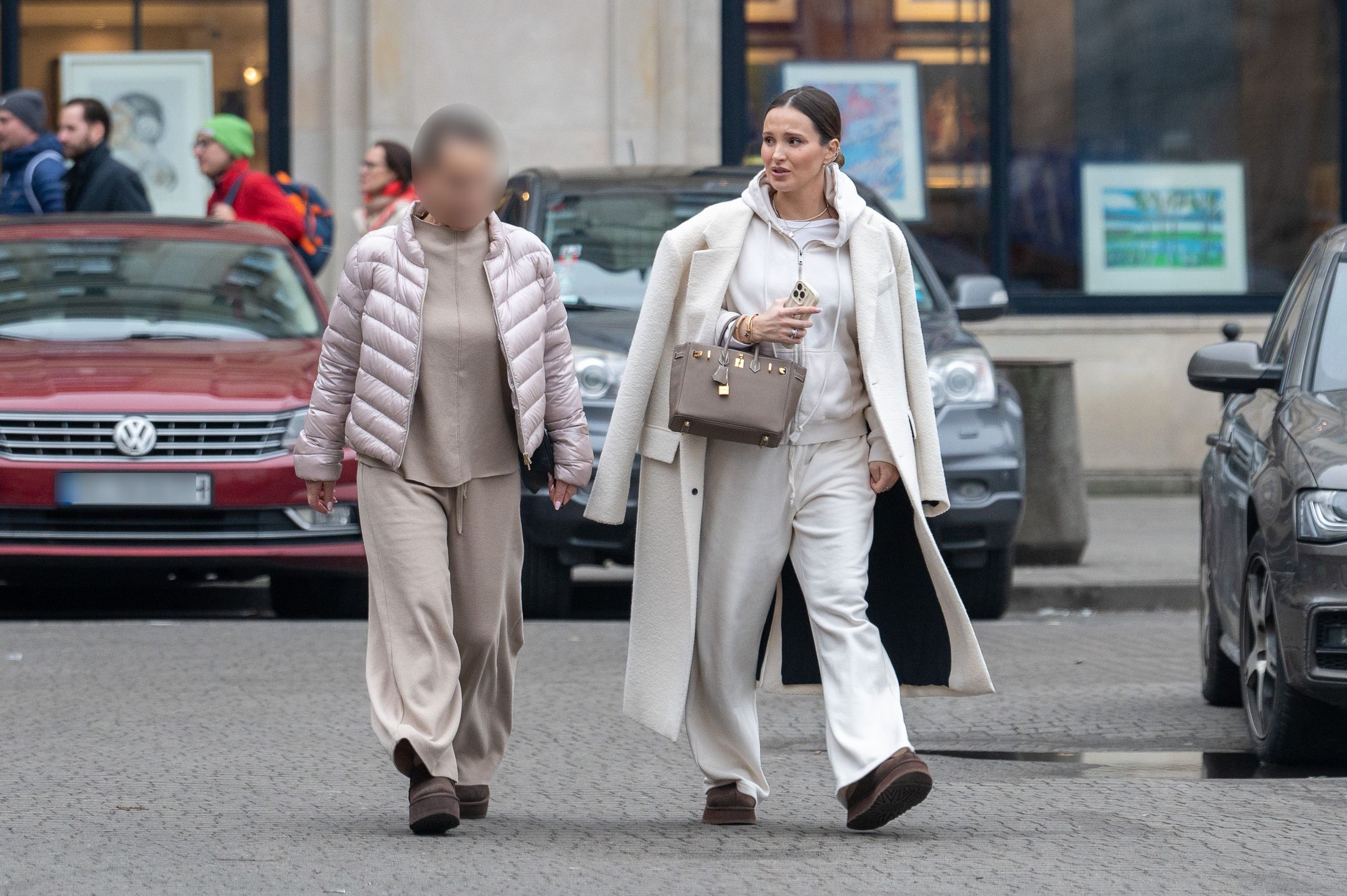 Ciężarna Marina wyskoczyła na miasto w towarzystwie mamy