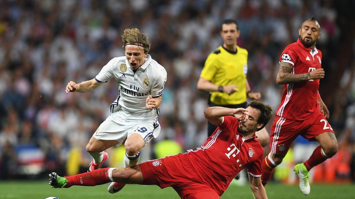 Zdjęcie okładkowe artykułu: Getty Images / Shaun Botterill / Na zdjęciu: Luka Modrić (z lewej) i Mats Hummels (z prawej)