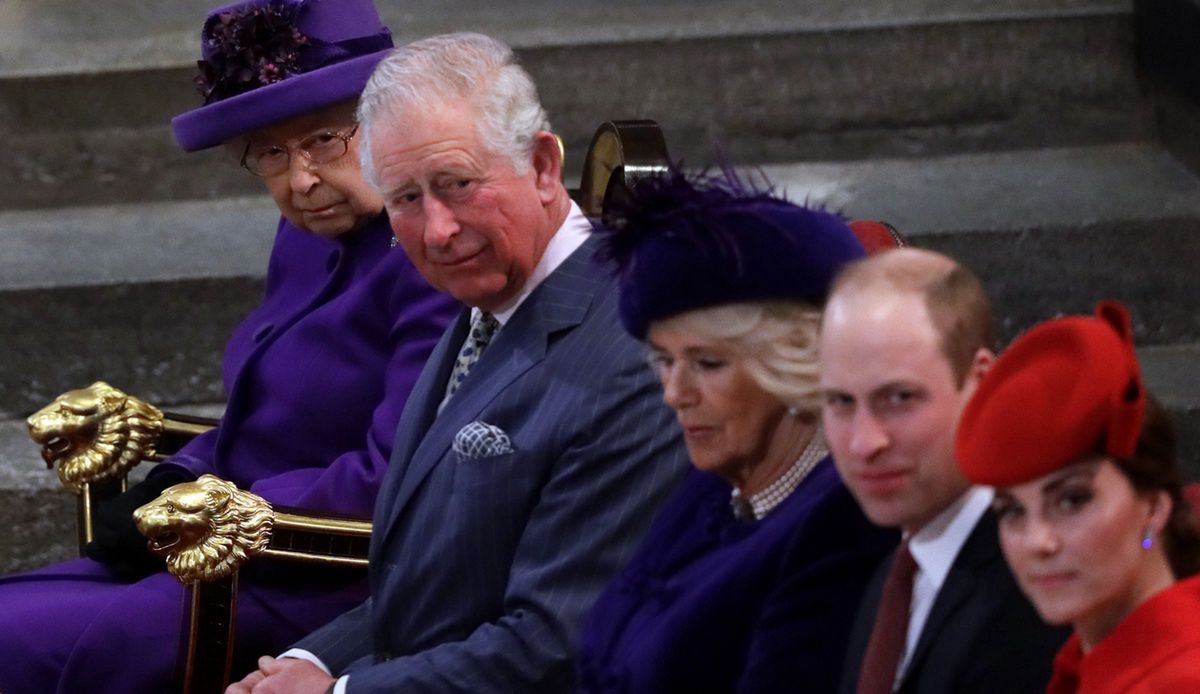 "Rodzina królewska jednoczy się w swoich modlitwach" - czytamy w brytyjskiej prasie