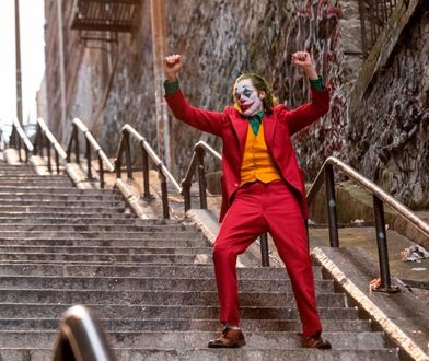 Joaquin Phoenix tańczący na słynnych schodach zachwycił widzów