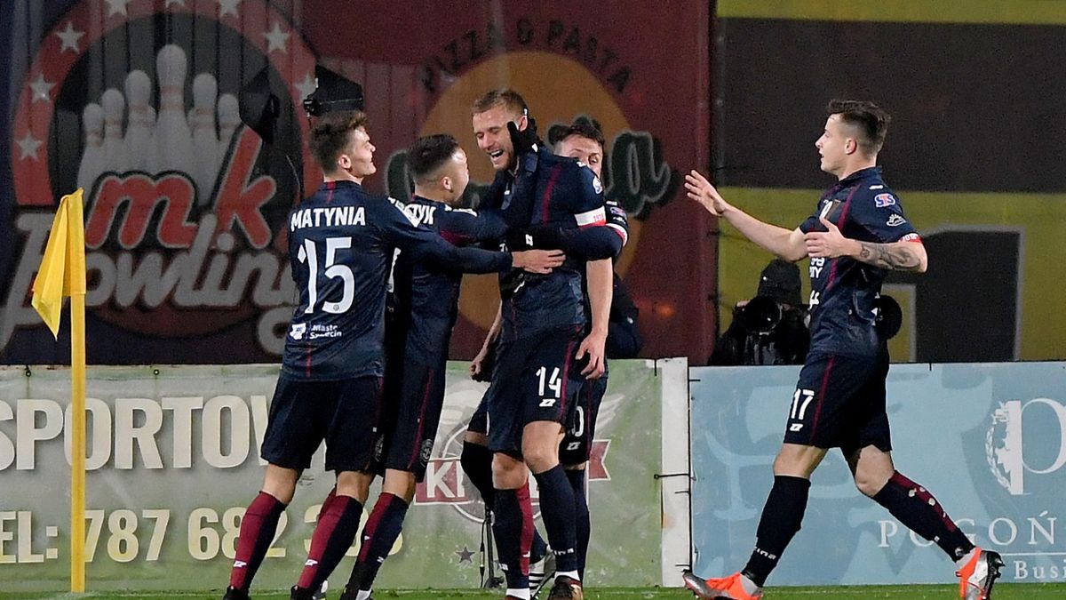 PAP / Marcin Bielecki / Na zdjęciu: zawodnicy Pogoni Szczecin cieszą się ze zdobytej bramki podczas meczu piłkarskiej Ekstraklasy z Legią Warszawa