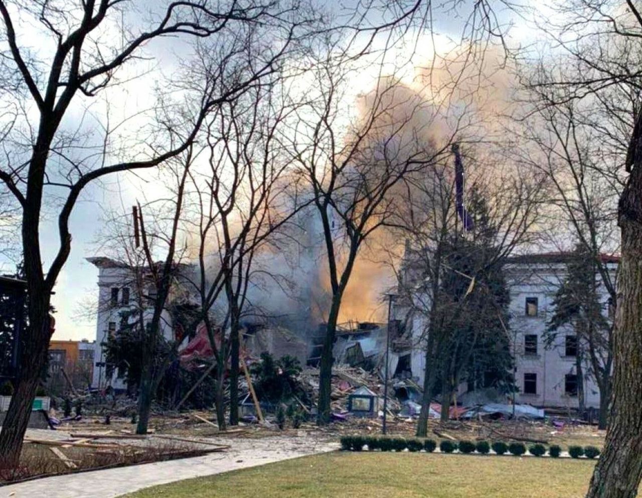 Trwa atak na Mariupol. "Rosjanie celowo zrzucili bombę na teatr"