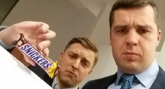 Tomasz Lis kontra TV Republika: „badziewie”, „medialna prostytucja” i snickersy na gwiazdorzenie (wideo)