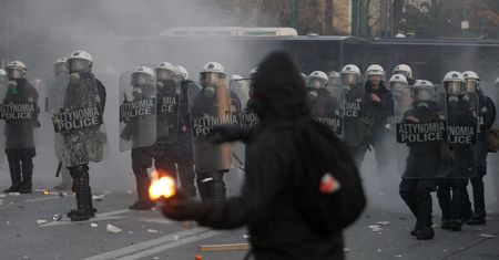 Grecja przyjęła pakiet oszczędnościowy. Ateny w zdewastowane