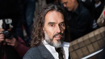 Russell Brand miał zmusić swoją ofiarę, żeby tuż przed gwałtem ZROBIŁA MU ZDJĘCIE. "Potem pchnął mnie na łóżko i ściągnął mi spodnie"
