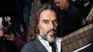 Russell Brand miał zmusić swoją ofiarę, żeby tuż przed gwałtem ZROBIŁA MU ZDJĘCIE. "Potem pchnął mnie na łóżko i ściągnął mi spodnie"