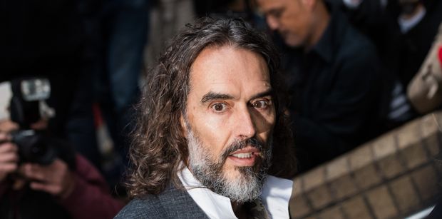 Russell Brand miał zmusić swoją ofiarę, żeby tuż przed gwałtem ZROBIŁA MU ZDJĘCIE. "Potem pchnął mnie na łóżko i ściągnął mi spodnie"