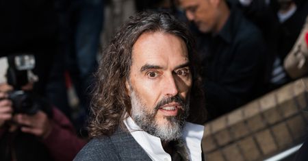 Russell Brand miał zmusić swoją ofiarę, żeby tuż przed gwałtem ZROBIŁA MU ZDJĘCIE. "Potem pchnął mnie na łóżko i ściągnął mi spodnie"