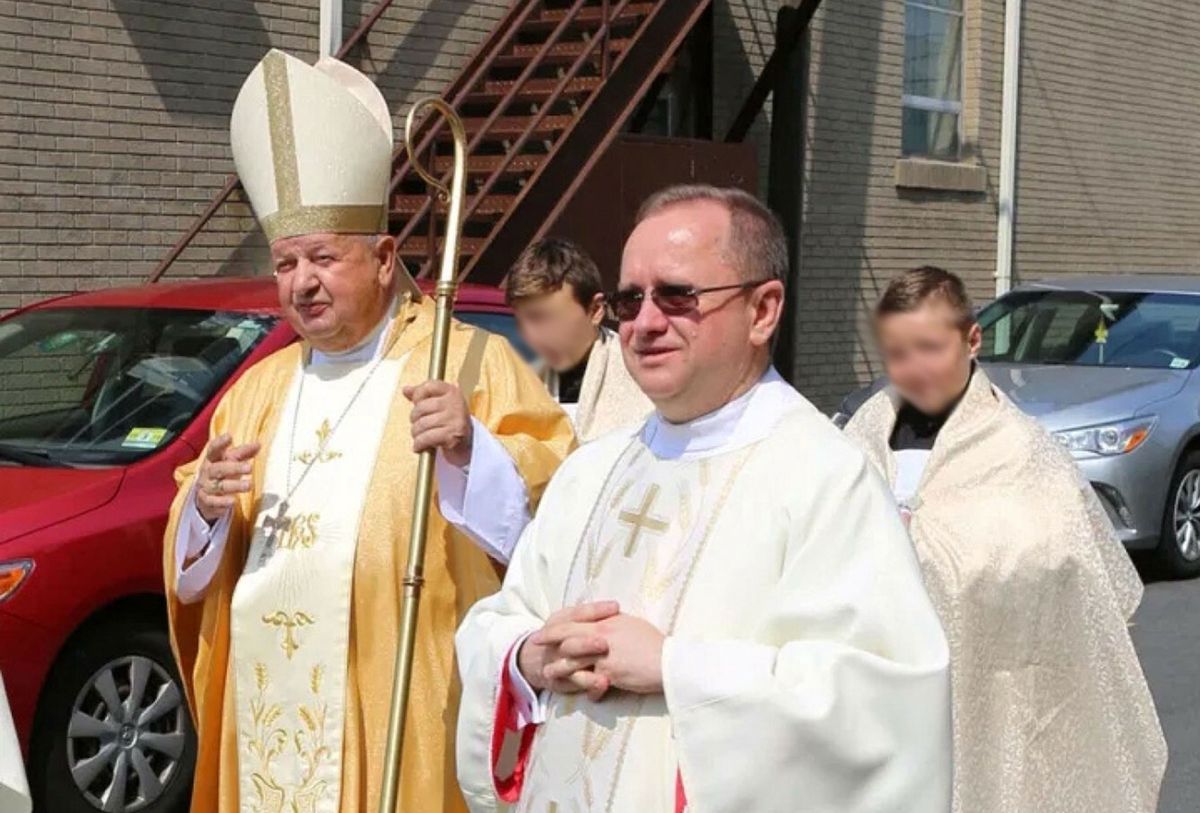Stanisław Dziwisz - były sekretarz papieża Jana Pawla II oraz ks. Mirosław Król podczas nabożeństwa w USA w 2015 r. 