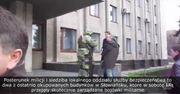 Uzbrojeni mężczyźni w nieoznakowanych mundurach na zewnątrz budynków rządowych.