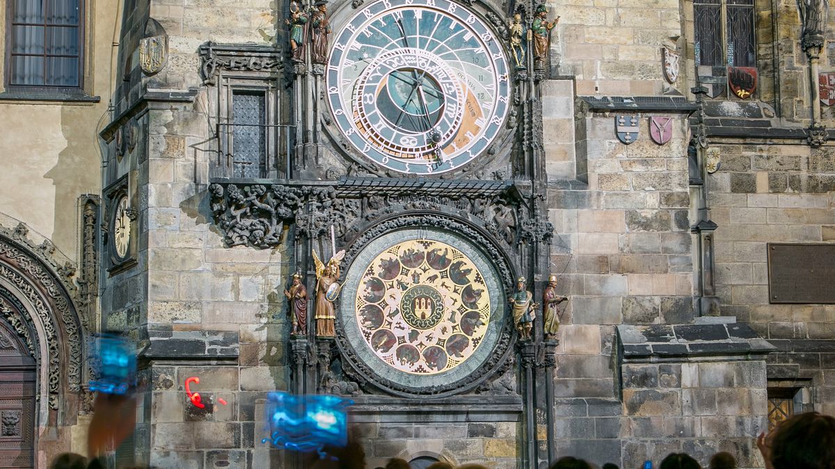 średniowieczny zegar astronomiczny, znajdujący się na południowe