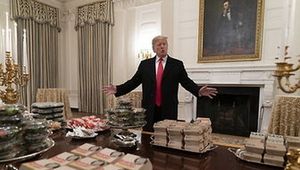 Trump zaprosił sportowców do Białego Domu. Ugościł ich hamburgerami