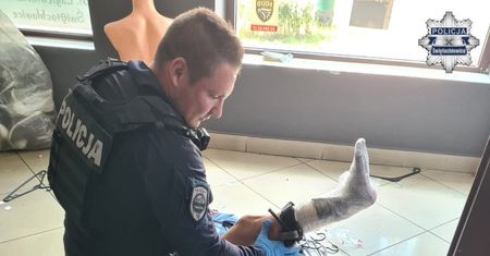 Policjanci ze Świętochłowic uratowali 51-latkę po wypadku z lustrem