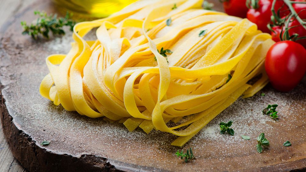 Surowy makaron jajeczny (niewzbogacony)