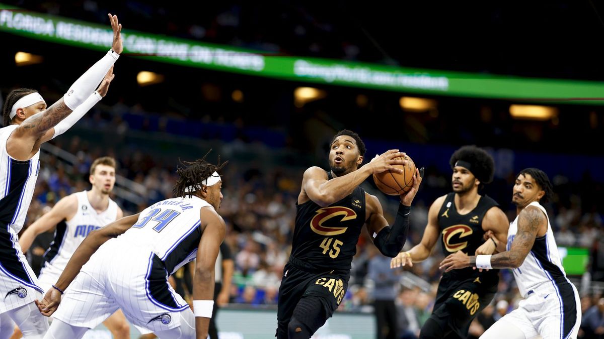 Getty Images / Na zdjęciu: Donovan Mitchell (z piłką w ręce)