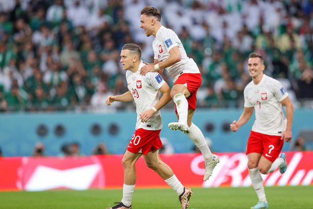 Radość Polaków po golu Piotra Zielińskiego (fot. Łukasz Grochala/Newspix).