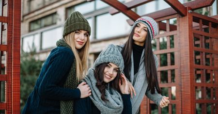 Stylowe zimowe outfity na weekend – od spaceru po wyjazd za miasto