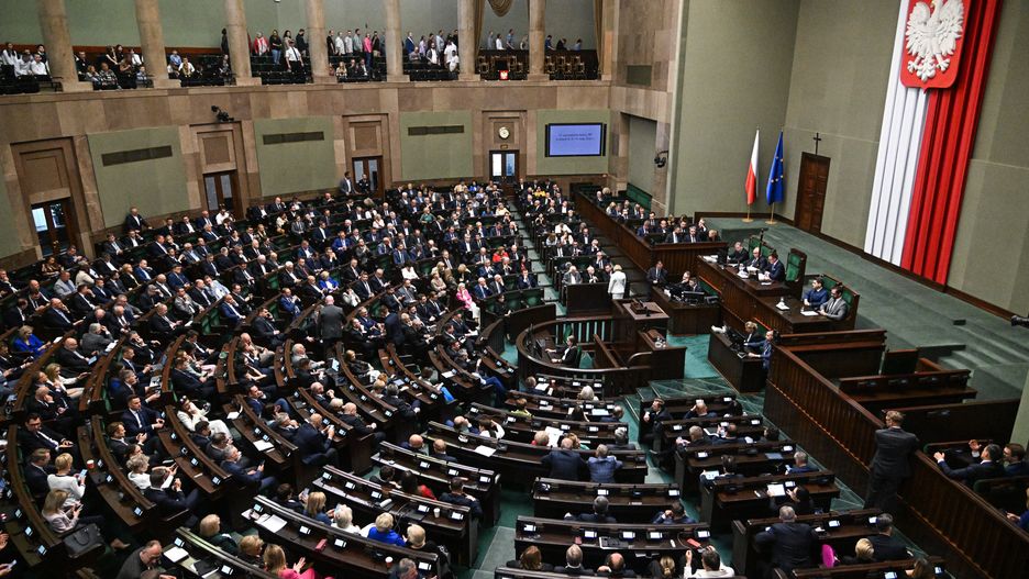 KO wciąż przed PiS. Oba ugrupowania tracą jednak poparcie