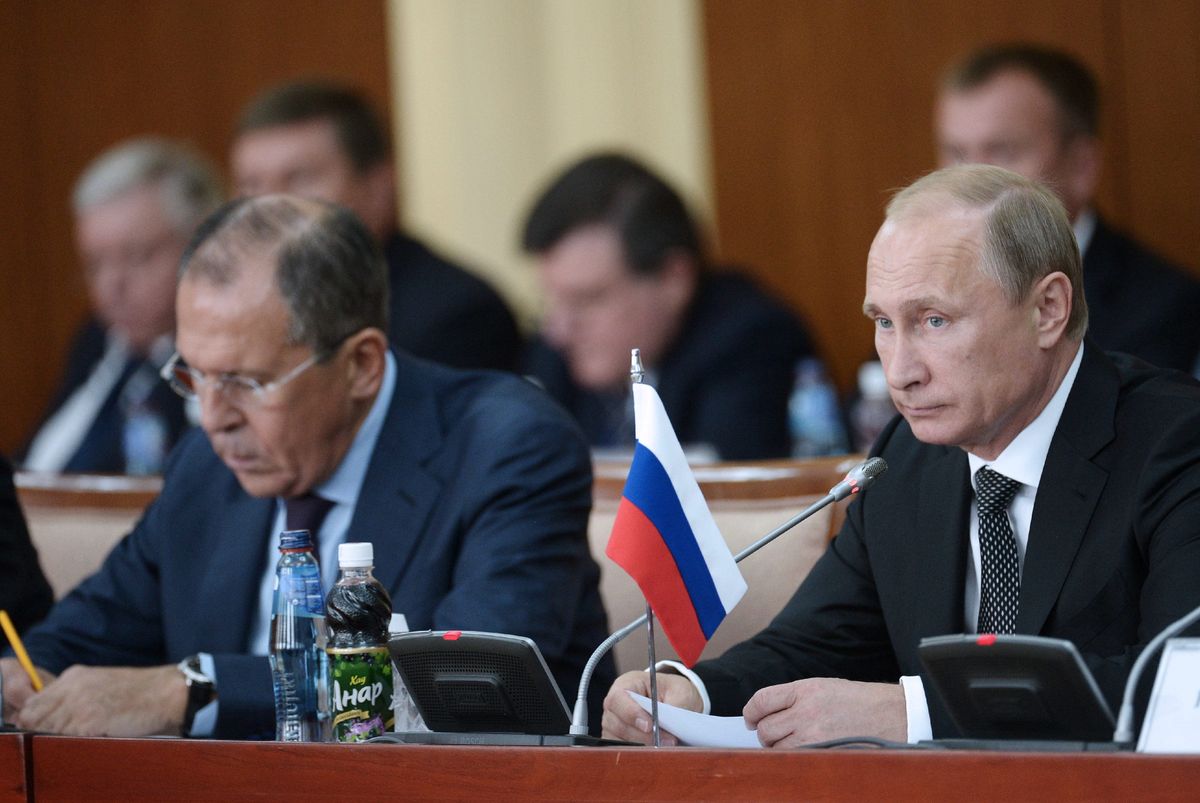 Prezydent Rosji Władimir Putin, na drugim planie szef MSZ Sergiej Ławrow