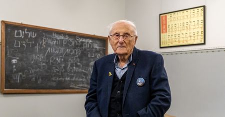 Ocalały z Holokaustu oddaje order. "Jestem zszokowany"