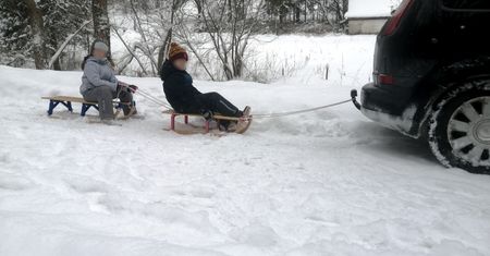 Kulig za samochodem. Niebezpieczna i zakazana zabawa